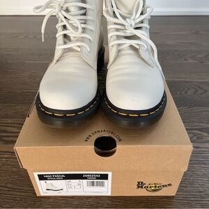 BOOTS Women’s  DR. MARTENS WHITE 1460 PASCAL   Size 7.